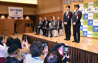藤井聡太王位（右から２人目）と伊藤匠二冠（右端）を撮影するファンら＝１４日午後、神戸市北区有馬町、有馬グランドホテル（撮影・斎藤雅志）