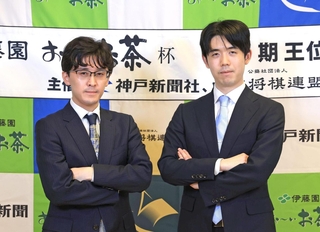 対局に意気込みを見せる藤井聡太王位（右）と伊藤匠二冠＝１４日午後３時４４分、神戸市北区有馬町、中の坊瑞苑（撮影・吉田敦史）