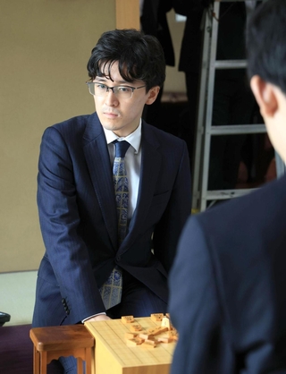 対局場の明かりや室温を確認する伊藤匠二冠（左）＝１４日午後３時２８分、神戸市北区有馬町、中の坊瑞苑（撮影・吉田敦史）