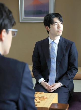 対局場の明かりや室温を確認する藤井聡太王位（右）＝１４日午後３時２６分、神戸市北区有馬町、中の坊瑞苑（撮影・吉田敦史）