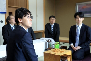 王位戦第２局を前に対局場を検分する藤井聡太王位（右）と伊藤匠二冠（左手前）＝１４日午後３時２５分、神戸市北区有馬町、中の坊瑞苑（撮影・吉田敦史）