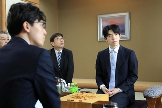 王位戦第２局を前に対局場を検分する藤井聡太王位（右）と伊藤匠二冠（手前）＝１４日午後３時２６分、神戸市北区有馬町、中の坊瑞苑（撮影・吉田敦史）