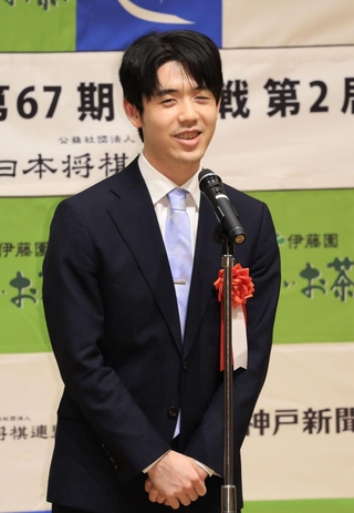 前夜祭でファンらに意気込みを語る藤井聡太王位＝１４日午後５時２２分、神戸市北区有馬町、有馬グランドホテル（撮影・吉田敦史）