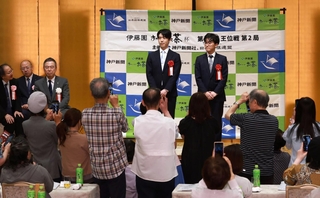 藤井聡太王位（奥右から２人目）と伊藤匠二冠（同１人目）を撮影する将棋ファンら＝１４日午後、神戸市北区有馬町、有馬グランドホテル（撮影・笠原次郎）