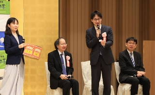 抽選会やトークショーで前夜祭を盛り上げる福崎文吾九段（左から２人目）と山崎隆之九段（同３人目）、長谷川優貴女流三段（左端）ら＝１４日午後５時３１分、神戸市北区有馬町、有馬グランドホテル（撮影・吉田敦史）