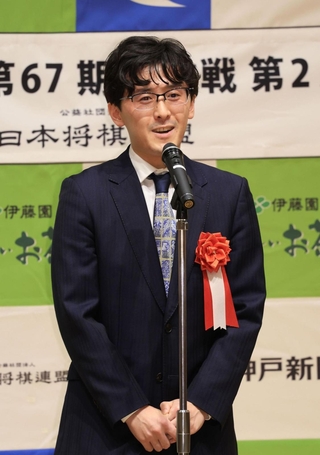 前夜祭でファンらに意気込みを語る伊藤匠二冠＝１４日午後５時２０分、神戸市北区有馬町、有馬グランドホテル（撮影・吉田敦史）