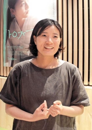 「本当は朝鮮学校在学時、朝鮮舞踊をやりたいという憧れがあった」と語る孫明雅監督＝大阪市内