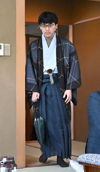 第２局の対局室に入る伊藤匠二冠＝１５日午前８時４５分、神戸市北区有馬町、中の坊瑞苑（撮影・風斗雅博）