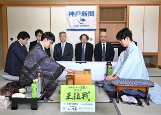 第２局で初手を指す伊藤匠二冠（左）。右は藤井聡太王位＝１５日午前、神戸市北区有馬町、中の坊瑞苑（撮影・風斗雅博）