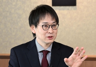 第２局の見どころなどを語る副立会人の山崎隆之九段＝１５日午前、神戸市北区有馬町、中の坊瑞苑（撮影・風斗雅博）