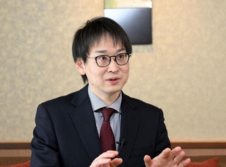 第２局の見どころなどを語る副立会人の山崎隆之九段＝１５日午前、神戸市北区有馬町、中の坊瑞苑（撮影・風斗雅博）