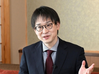 第２局の見どころなどを語る副立会人の山崎隆之九段＝１５日午前、神戸市北区有馬町、中の坊瑞苑（撮影・風斗雅博）