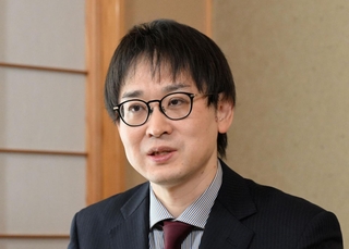 第２局の見どころなどを語る副立会人の山崎隆之九段＝１５日午前、神戸市北区有馬町、中の坊瑞苑（撮影・風斗雅博）
