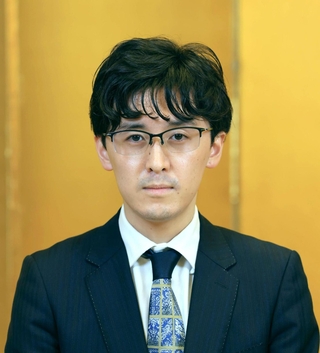 王位戦第２局に臨む伊藤匠二冠＝１４日午後４時１分、神戸市北区有馬町、中の坊瑞苑（撮影・吉田敦史）