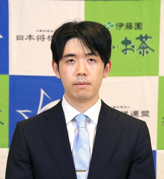 王位戦第２局に臨む藤井聡太王位＝１４日午後３時４７分、神戸市北区有馬町、中の坊瑞苑（撮影・吉田敦史）
