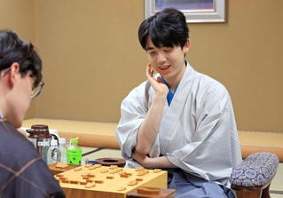 ７番勝負の第２局を終え、感想戦で対局を振り返る藤井聡太王位（右）と伊藤匠二冠＝１６日午後５時１８分、神戸市北区有馬町、中の坊瑞苑（撮影・丸山桃奈）