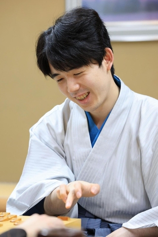 ７番勝負の第２局を終え、感想戦で対局を振り返る藤井聡太王位＝１６日午後、神戸市北区有馬町、中の坊瑞苑（撮影・丸山桃奈）