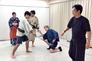 ピッコロ劇団の中川義文（右端）の演出で稽古に励む出演者（劇団自由人会提供）