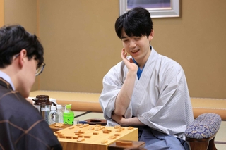 ７番勝負の第２局を終え、感想戦で対局を振り返る藤井聡太王位（右）と伊藤匠二冠＝１６日午後５時１８分、神戸市北区有馬町、中の坊瑞苑（撮影・丸山桃奈）