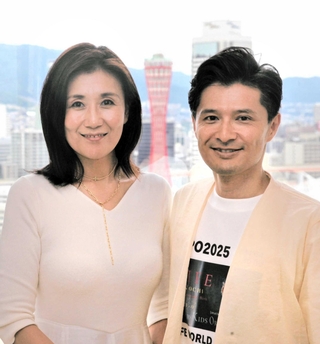 スイスでアート作品を披露する橋本昌彦さん（右）と橋本さやかさん＝神戸新聞社