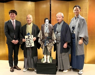 （左から）大野裕之さん、床本を手にする豊竹若太夫さん、桐竹勘十郎さん、鶴澤友之助さん＝大阪市中央区日本橋１、国立文楽劇場