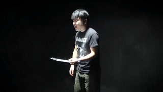 映画の一場面。詩を朗読するイーダビーさん（ｃ）２０２５ＭｅｄｉａＭｅｔｔｌｅ，Ｉｎｃ．Ａｌｌｒｉｇｈｔｓｒｅｓｅｒｖｅｄ