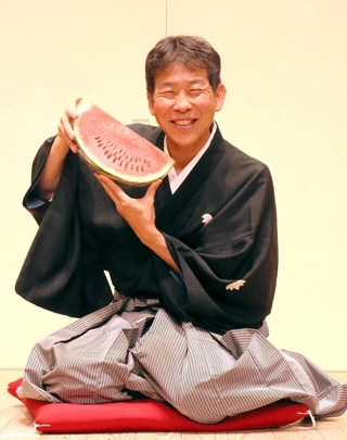 「クーラーの効いた喜楽館で楽しんで、夏を乗り越えましょう」と笑顔の笑福亭三喬＝神戸新開地・喜楽館
