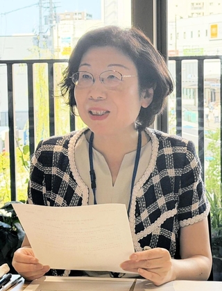 関西棋院第一位決定戦の終了について、関西囲碁将棋記者クラブの月例会で説明する同棋院の榊原史子常務理事＝２４日、大阪府内