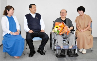 選者を退任した牛丸好一さん（左から３人目）を囲む森恭苑さん（右端）、永里香雪さん（左端）、岸濤風さん＝神戸市中央区東川崎町１