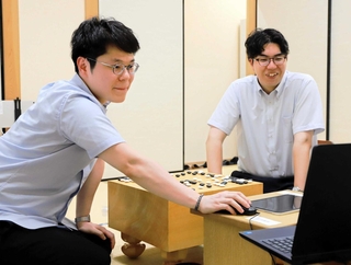 代表決定戦の後、ＡＩを使って対局内容を検討した余正麒九段（左）と西健伸六段＝１７日、関西棋院