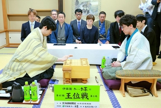 第３局で初手を指す藤井聡太王位（手前左）。手前右は伊藤匠二冠＝29日午前、北海道登別市、祝いの宿　登別グランドホテル