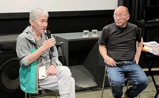 対談する小林篤さん（左）と寺田和弘監督＝神戸市長田区腕塚町５