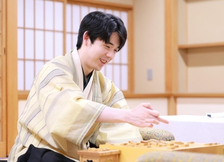 第３局に勝利し、感想戦で笑顔を見せる藤井聡太王位＝30日午後、北海道登別市、祝いの宿　登別グランドホテル
