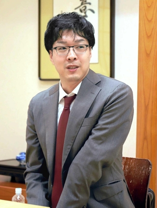 天元戦本戦準決勝で勝った後、インタビューに応じた村川大介九段＝７月２３日、関西棋院