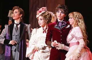家族を装って旅する（左から）ポーツネル男爵（瀬央ゆりあ）、シーラ（小桜ほのか）、エドガー（朝美絢）、メリーベル（音彩唯）＝宝塚大劇場