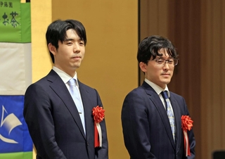 藤井聡太王位と伊藤匠二冠（撮影・吉田敦史）
