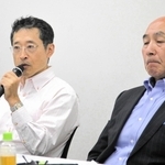 合同コンサートの意義などを説明するアンサンブル神戸の矢野正浩さん（左）＝神戸市中央区東町