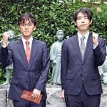 徳川家康や豊臣秀吉など戦国武将に縁のある頭陀寺を訪れ、王位戦第１局での健闘を誓う藤井聡太王位（右）と伊藤匠二冠＝３日、浜松市中央区