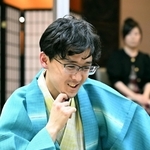 第１局で藤井聡太王位に勝利し、対局を振り返る伊藤匠二冠＝５日午後、浜松市、浜松八幡宮楠俱楽部
