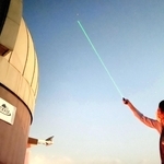 観測したい星をペンライトで指して案内する（休暇村南淡路提供）＝南あわじ市福良丙