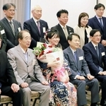 後援会の設立総会で役員らと記念撮影した藤沢ななみ初段（前列左から３人目）＝７日、大阪市内