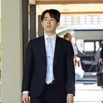 王位戦第２局の対局場に入る藤井聡太王位＝１４日午後２時６分、神戸市北区有馬町、中の坊瑞苑（撮影・吉田敦史）