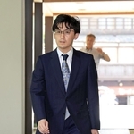 王位戦第２局の対局場に入る伊藤匠二冠＝１４日午後２時８分、神戸市北区有馬町、中の坊瑞苑（撮影・吉田敦史）