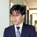 王位戦第２局の対局場に入る伊藤匠二冠＝１４日午後２時８分、神戸市北区有馬町、中の坊瑞苑（撮影・吉田敦史）