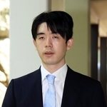 王位戦第２局の対局場に入る藤井聡太王位＝１４日午後２時６分、神戸市北区有馬町、中の坊瑞苑（撮影・吉田敦史）