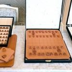 豊岡鞄の老舗メーカーなどが牛革で製作した将棋盤セット＝有馬グランドホテル