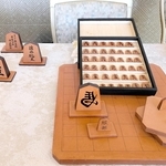 豊岡鞄の老舗メーカーなどが牛革で製作した将棋盤セットと飾り駒＝有馬グランドホテル