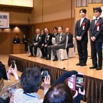 藤井聡太王位（右から２人目）と伊藤匠二冠（右端）を撮影するファンら＝１４日午後、神戸市北区有馬町、有馬グランドホテル（撮影・斎藤雅志）