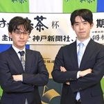 対局に意気込みを見せる藤井聡太王位（右）と伊藤匠二冠＝１４日午後３時４４分、神戸市北区有馬町、中の坊瑞苑（撮影・吉田敦史）