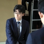対局場の明かりや室温を確認する伊藤匠二冠（左）＝１４日午後３時２８分、神戸市北区有馬町、中の坊瑞苑（撮影・吉田敦史）